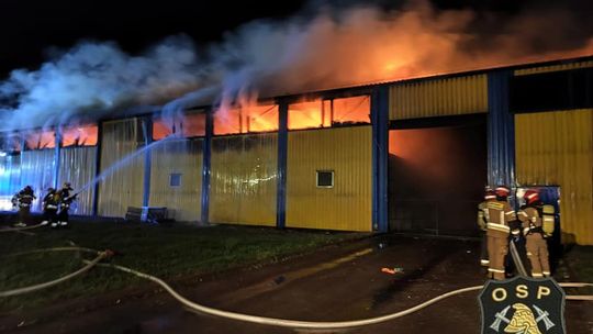14 wozów strażackich w akcji. Pożar w hali sortowni odpadów w Kobiernikach