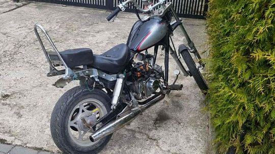 Był tak pijany, że spadł z motocykla