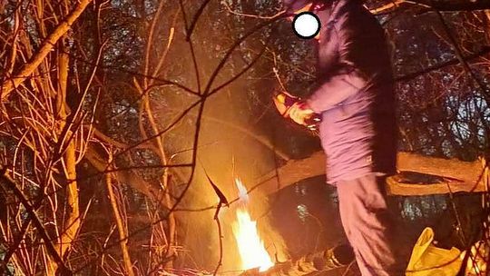 Chciał się ogrzać przy ognisku