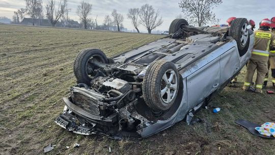 Dachowanie w gminie Drobin. Droga zablokowana na kilka godzin