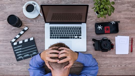 Dwaj mężczyźni szantażowani przez nowo poznane kobiety w internecie