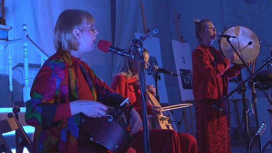 Dziewczyny z miasta i muzyka ludowa