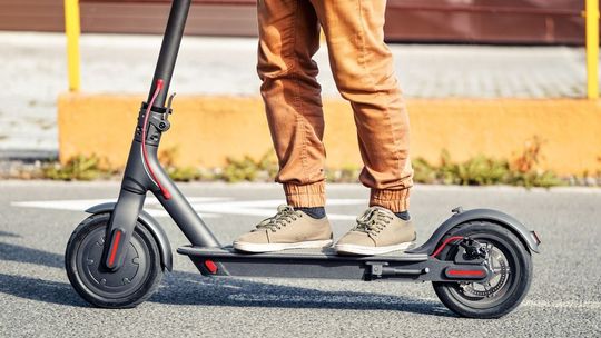 Elektryczna hulajnoga z niedozwolonym wspomaganiem