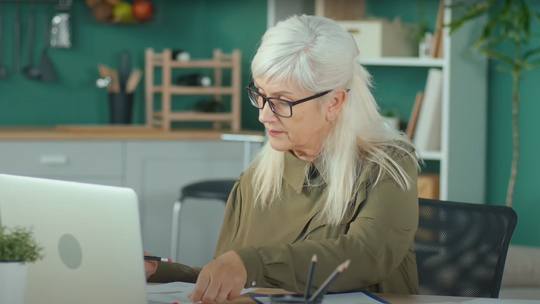 Emerytura to nie koniec. Seniorzy wracają do pracy z własnej woli