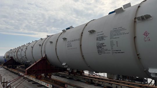 Gigantyczne kolumny dla ORLENU dopłynęły Wisłą do Płocka