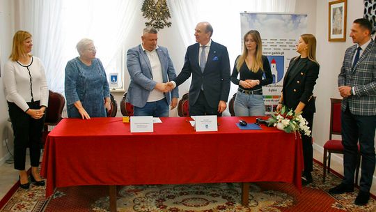 Kolejne cztery umowy na inwestycje podpisane