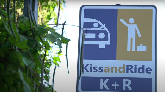 Koniec chaosu przed szkołą? Płock testuje strefę Kiss and Ride