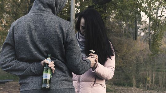 Małe dziewczynki pod opieką pijanej matki i jej konkubenta