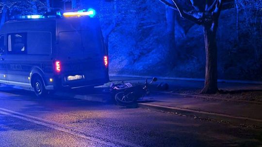 Motorowerzysta pod wpływem upadł na drodze dla rowerów