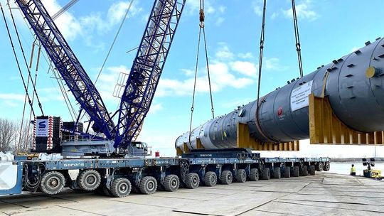 Największy w historii Polski transport rzeczno-drogowy rozpoczyna swoją podróż drogami Płocka