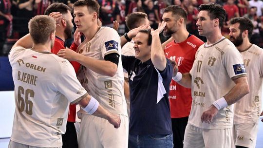 Nawiązać do najnowszej historii