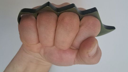 Niebezpieczny prezent w uczniowskim plecaku