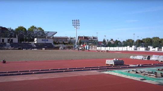 Nowoczesny stadion w Płońsku rośnie w oczach – inwestycja za 47 milionów złotych