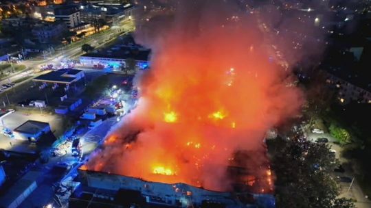 Płonie hala na Rembielińskiego. Służby apelują o ostrożność