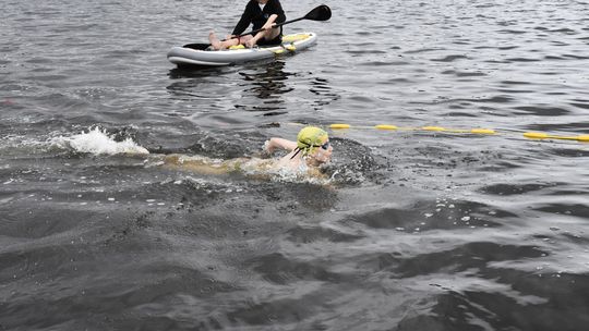Pływacy nie zawiedli! Sport i pamięć połączyły Rawę Mazowiecką