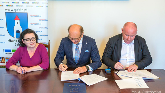 Podpisanie umowy z wykonawcą na przebudowę dróg gminnych w Górkach w ul.: Łączna, Górna, Urocza oraz Widokowa