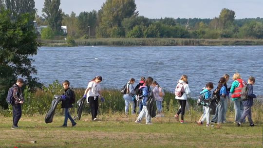 Przedszkolaki, uczniowie i studenci w jednej akcji. Płock sprząta Wisłę