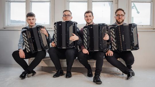 Skrzypek na dachu na płockiej Starówce