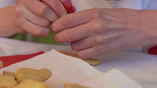 Słodki patriotyzm w Płocku – uczniowie dekorowali „Marcelinki” ku pamięci bohaterki