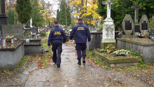 Sprzątanie grobów może kosztować więcej, niż się wydaje – wzmożone patrole Straży Miejskiej