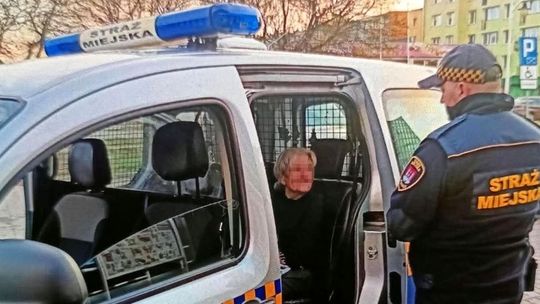 Strażnicy pomogli seniorce
