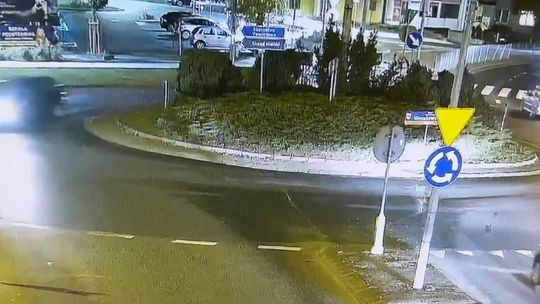 Tak się zakręcił na rondzie, że spowodował wypadek