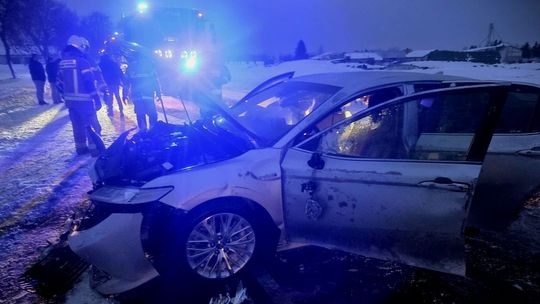 Toyota uderzyła w drzewo. Kierowca był pod wpływem