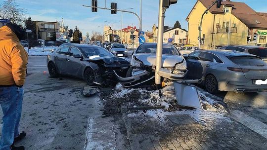 Trzy auta i jeden słup