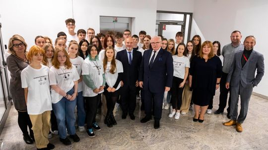 Uczniowie innowacyjnej klasy chemicznej z Małachowianki zwiedzili Centrum Badawczo-Rozwojowe ORLENU w Płocku