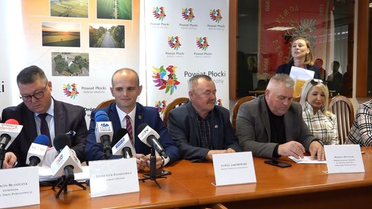 Uroczyste podpisanie umów w Starostwie Powiatowym w Płocku . Zobacz, jakie inwestycje powstaną!