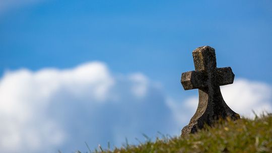 Zachowaj szczególną ostrożność podczas porządkowania grobów bliskich