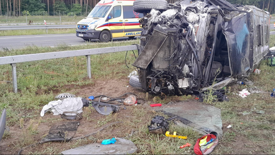 Zderzenie busa z ciężarówką i wypadek karetki z poszkodowanymi