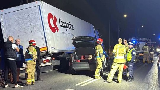 Zderzenie ciężarówki z osobową Toyotą