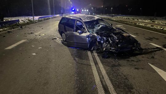 Zderzenie czołowe aut na ul. Bartoszewskiego w Płocku