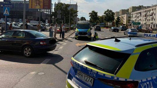 Zderzenie czterech samochodów. Policjant wśród poszkodowanych