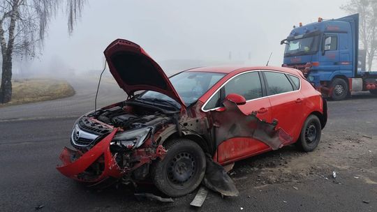 Zderzenie trzech aut. Dwie osoby w szpitalu