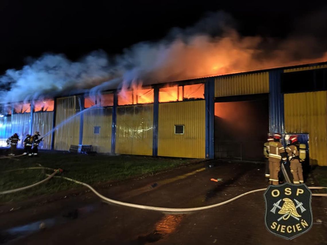 14 wozów strażackich w akcji. Pożar w hali sortowni odpadów w Kobiernikach
