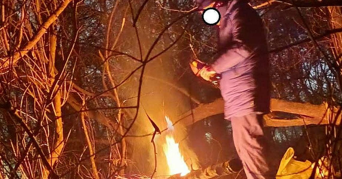 Chciał się ogrzać przy ognisku