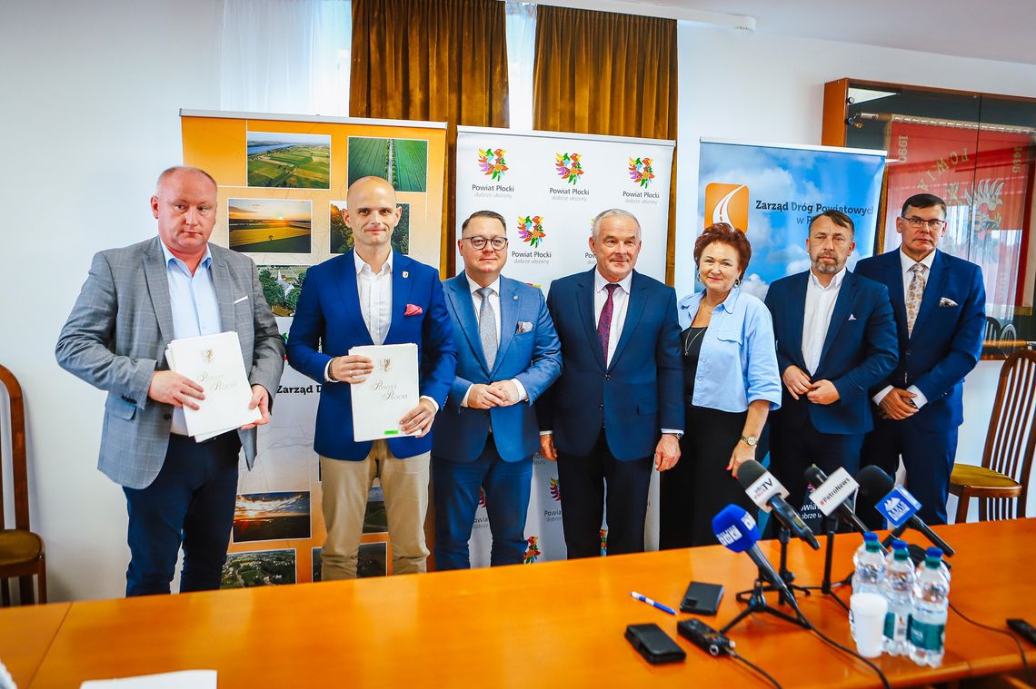 Cztery ważne inwestycje drogowe ruszają. Powiat Płocki podpisuje umowy