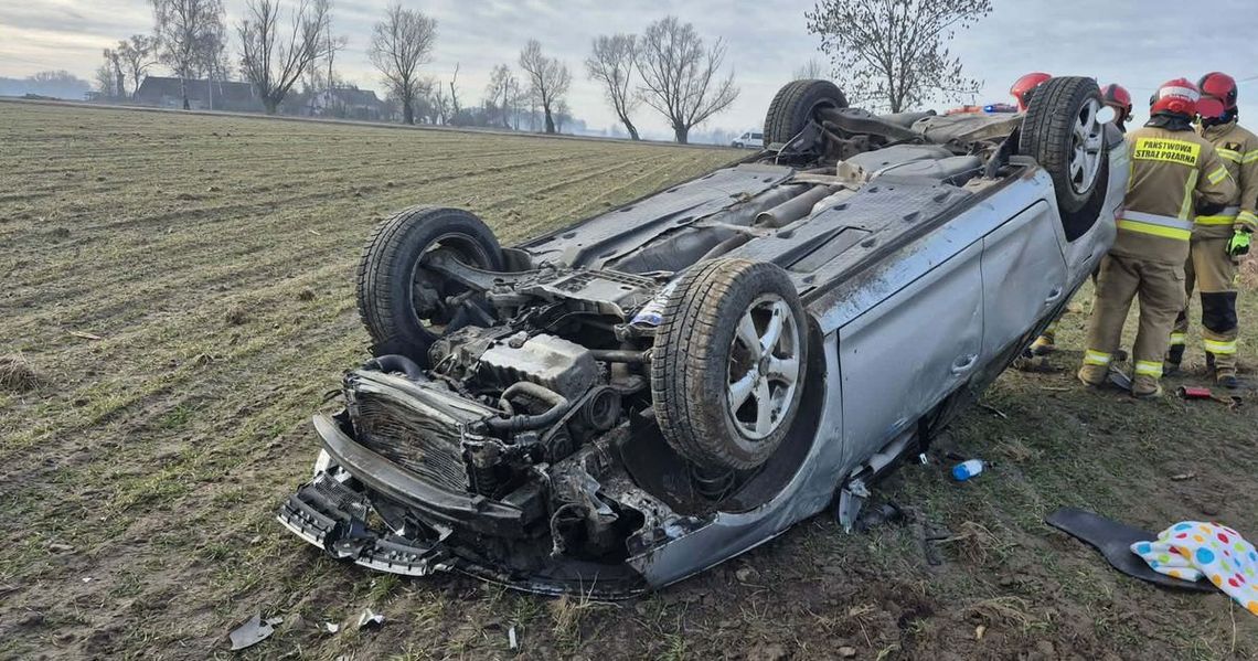 Dachowanie w gminie Drobin. Droga zablokowana na kilka godzin