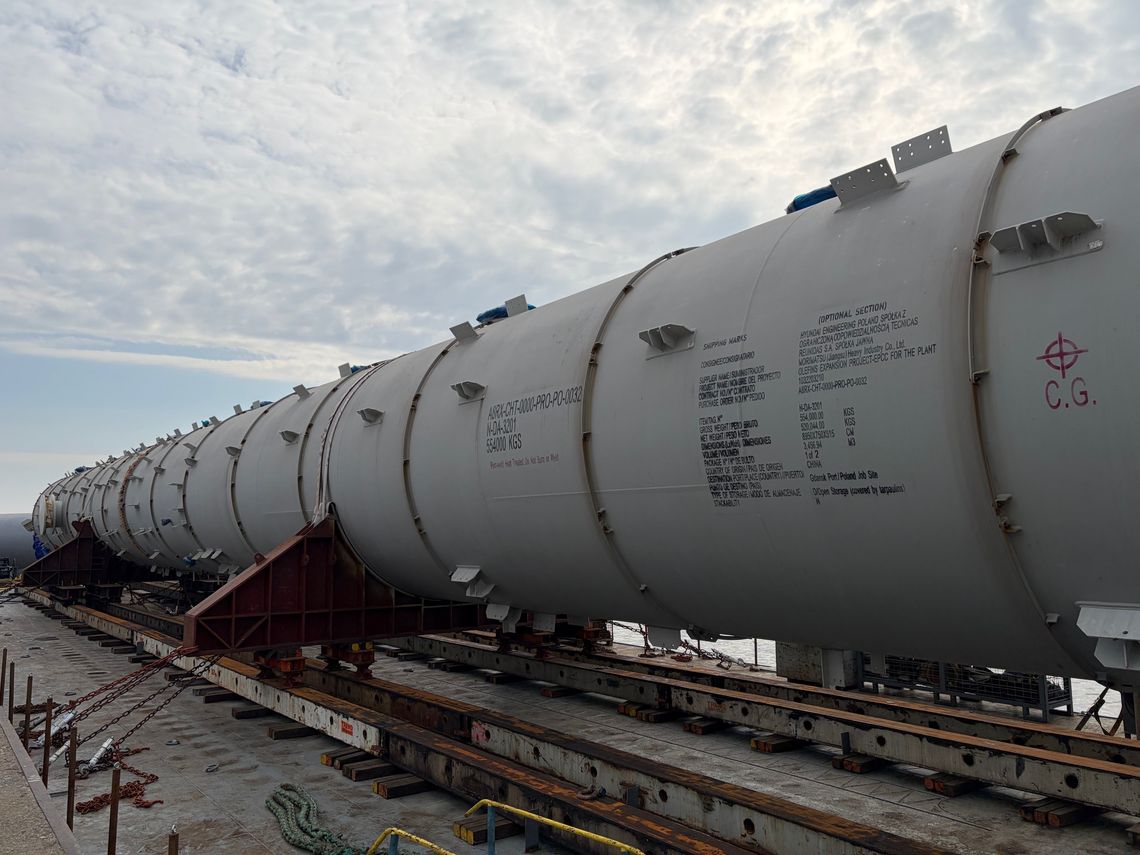 Gigantyczne kolumny dla ORLENU dopłynęły Wisłą do Płocka