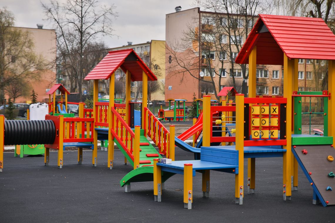 Już niedługo zakończy się budowa  kompleksu czterech placów zabaw  przy Miejskim Przedszkolu nr 17