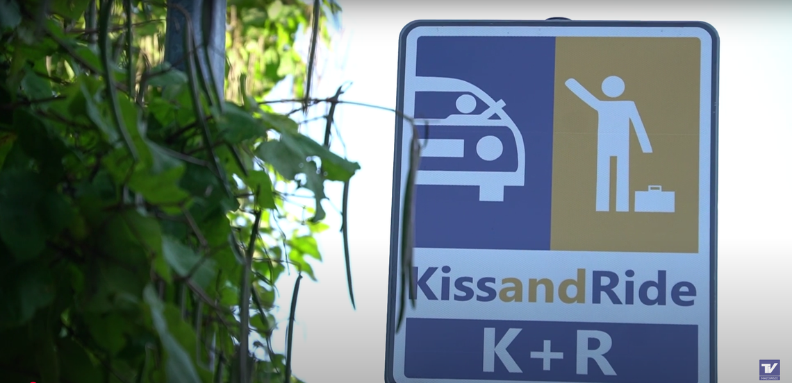 Koniec chaosu przed szkołą? Płock testuje strefę Kiss and Ride