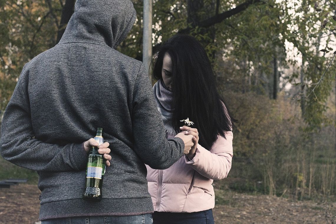 Małe dziewczynki pod opieką pijanej matki i jej konkubenta