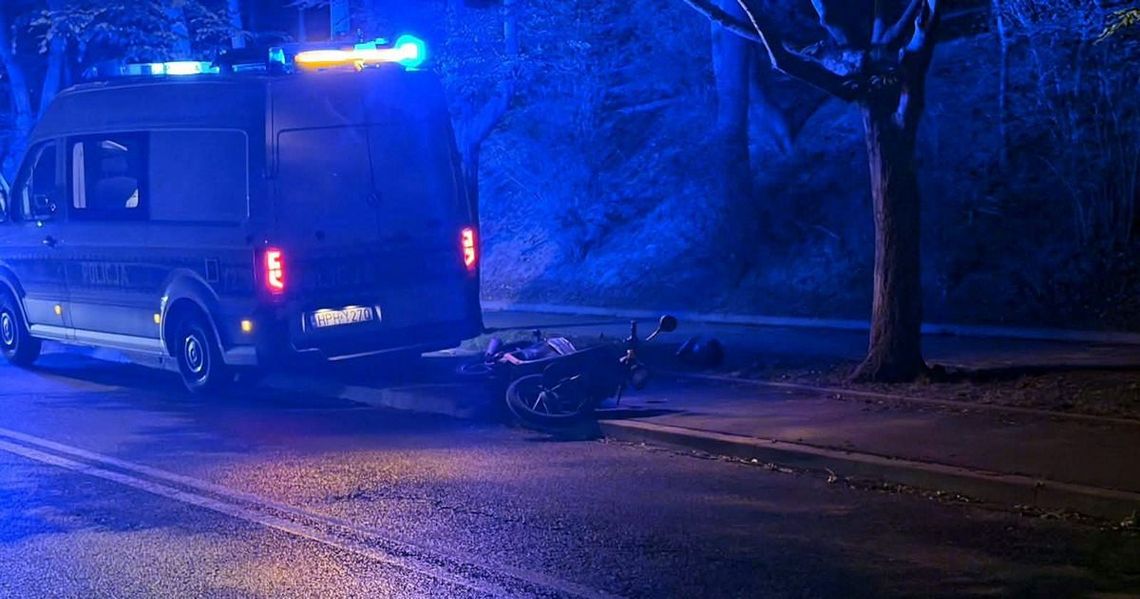 Motorowerzysta pod wpływem upadł na drodze dla rowerów