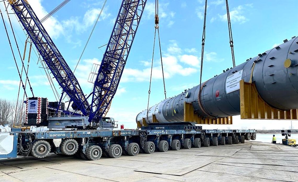 Największy w historii Polski transport rzeczno-drogowy rozpoczyna swoją podróż drogami Płocka