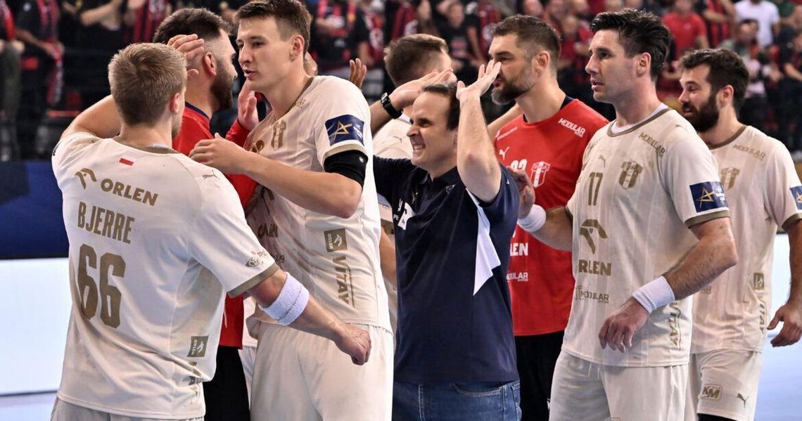 Nawiązać do najnowszej historii