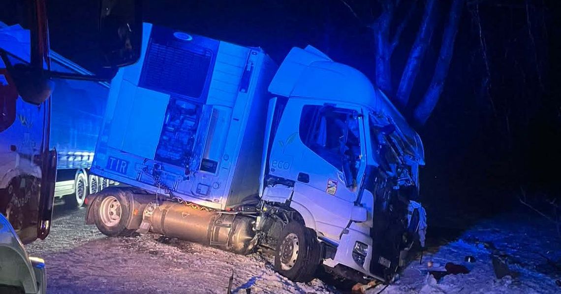 Niebezpiecznie na drogach. TIR uderzył w drzewo