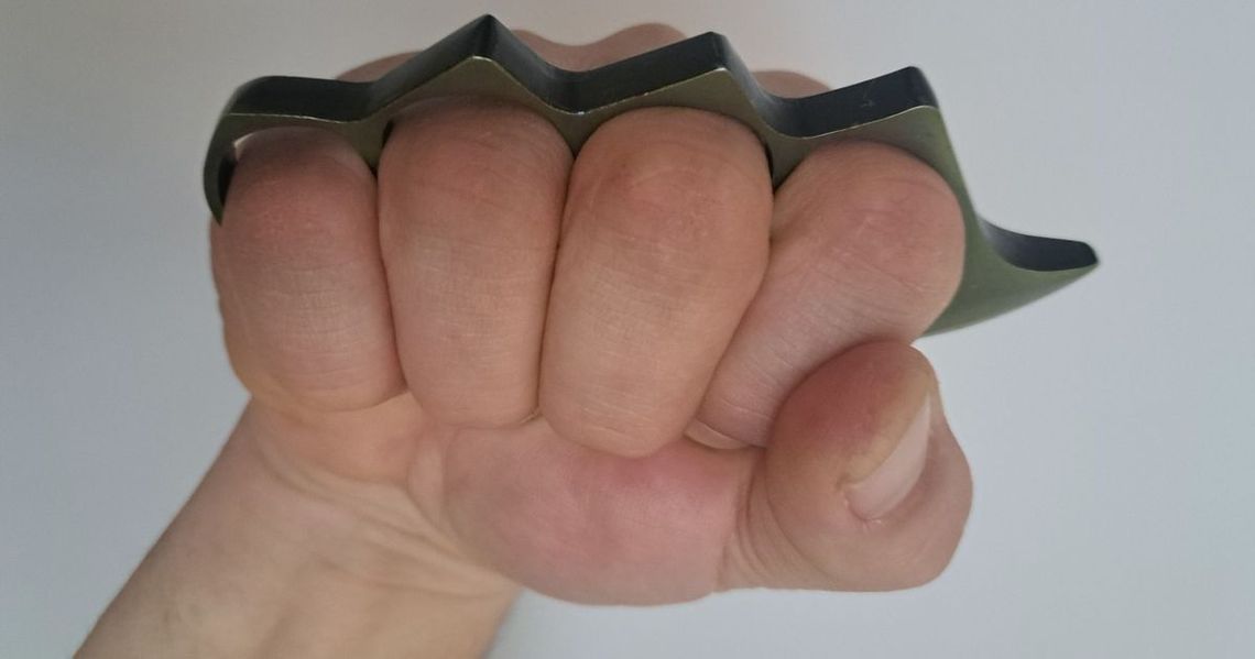 Niebezpieczny prezent w uczniowskim plecaku