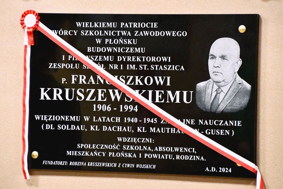 Odsłonięcie tablicy pamiątkowej poświęconej Franciszkowi Kruszewskiemu w Płońsku